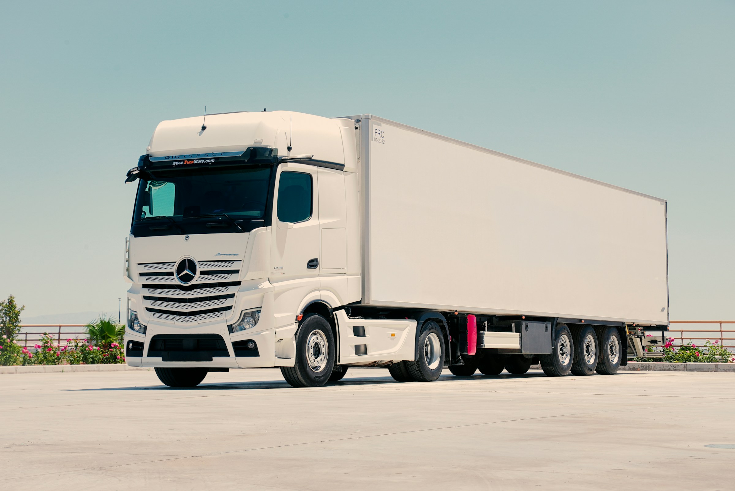 hgv-accident-guide-white-mercedes-artic hgv-accident-guide-white-mercedes-artic